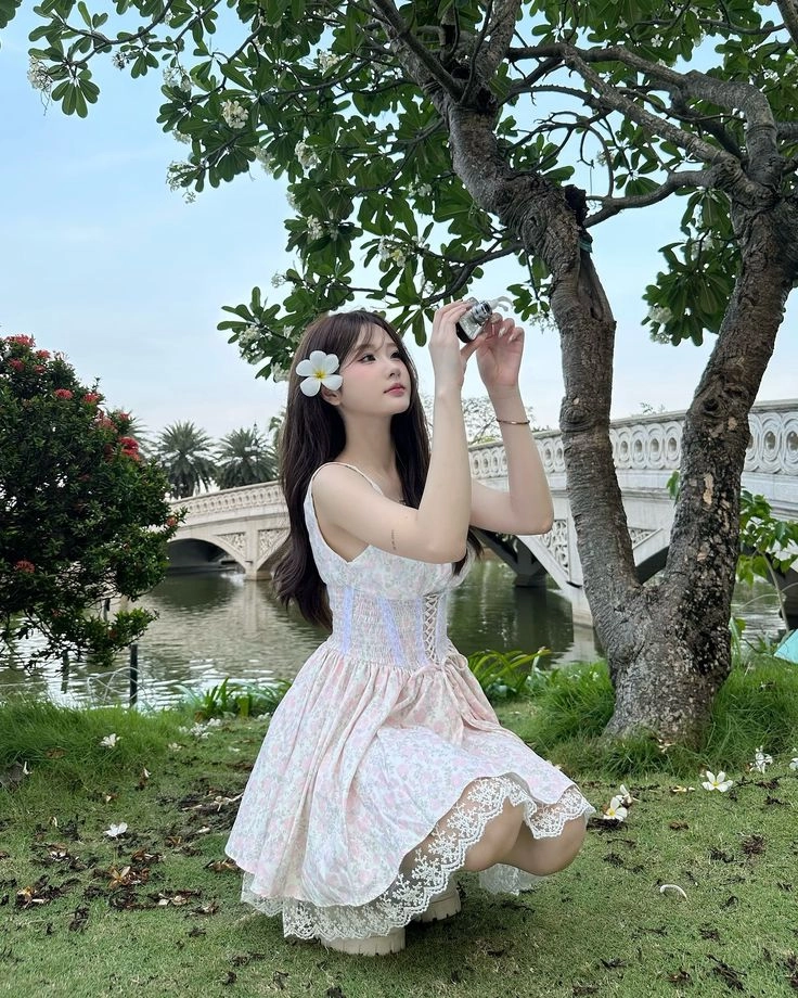 ảnh gái xinh cute dễ thương đang giơ tay chữ V 