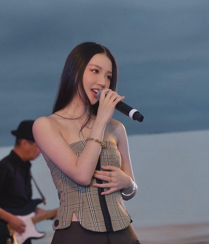 Ca sĩ Amee sexy phong thái sân khấu tự tin