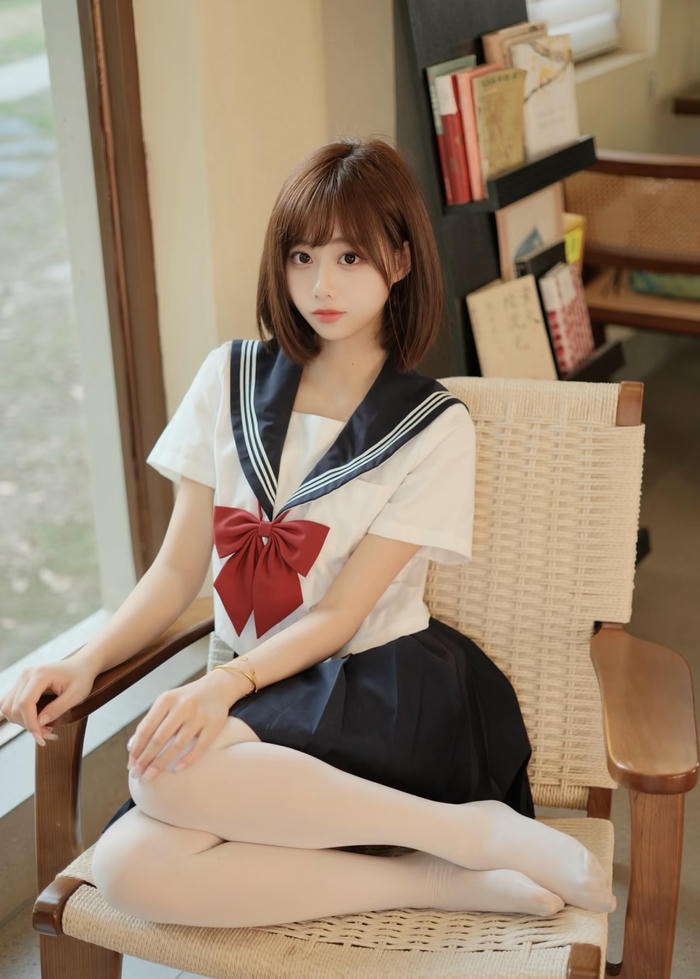 Cô gái cosplay cute diện đồng phục học sinh