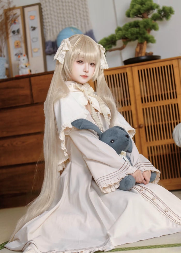 Cô nàng cosplay cute cầm gấu bông