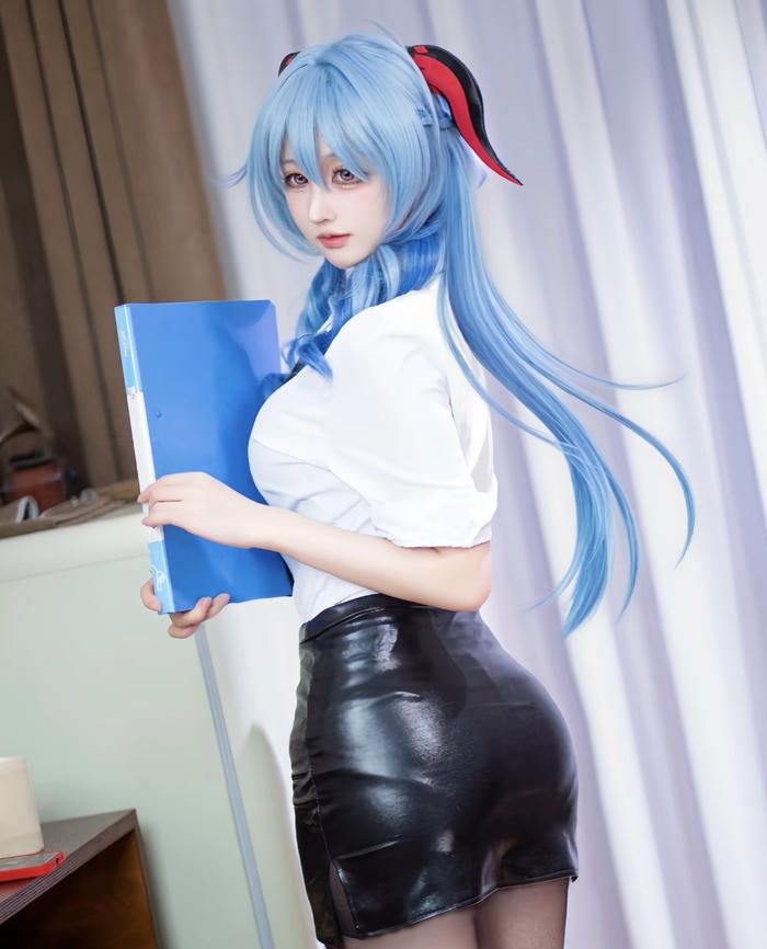 Cô nàng thư ký anime cosplay gợi cảm nhẹ