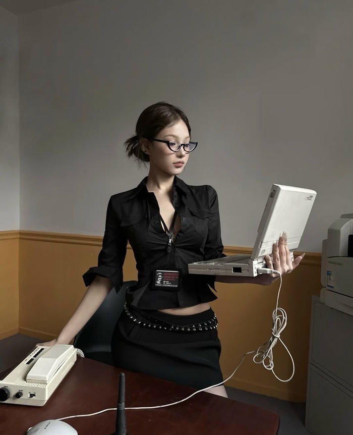 Gái xinh hóa thân thư ký cosplay đầy thần thái