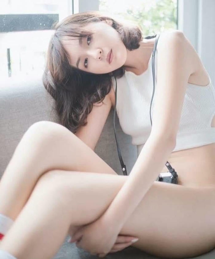 Hải Tú tạo dáng sexy tinh tế