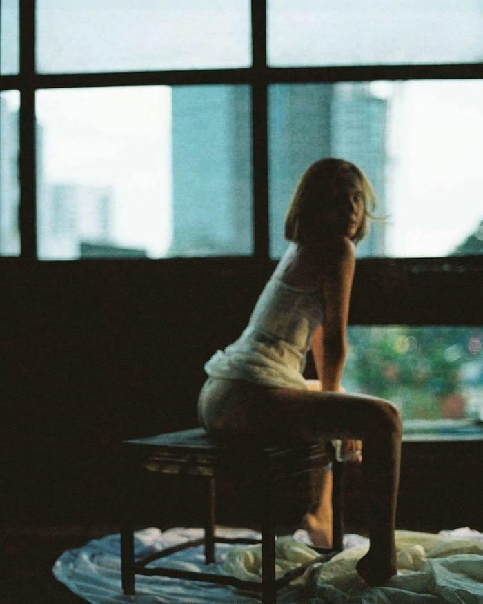 Hải Tú thể hiện thần thái gợi cảm