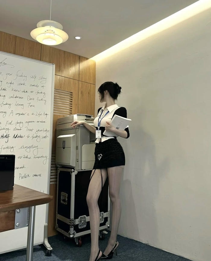 Hình ảnh cosplay thư ký phong cách công sở gợi cảm