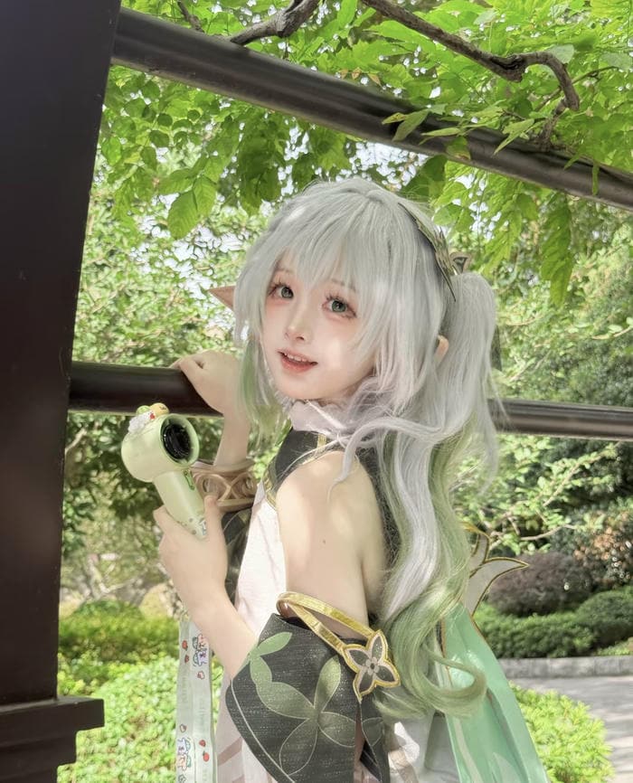 Hình cosplay cute với biểu cảm ngọt ngào