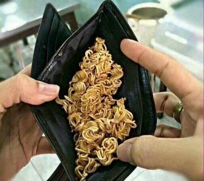 Hình meme ví rỗng hài xen lẫn buồn