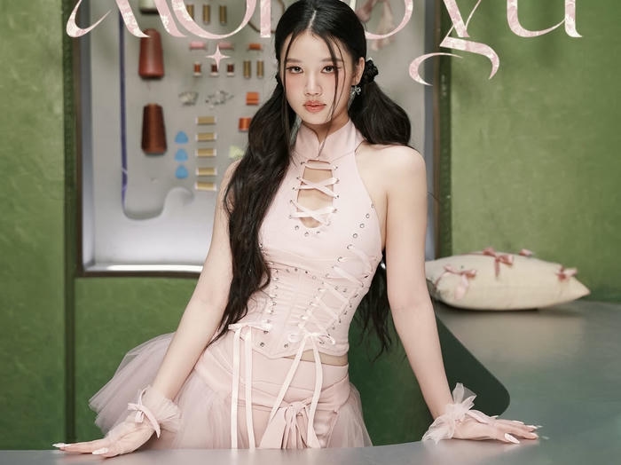 Hình sexy của Amee váy ngắn hồng