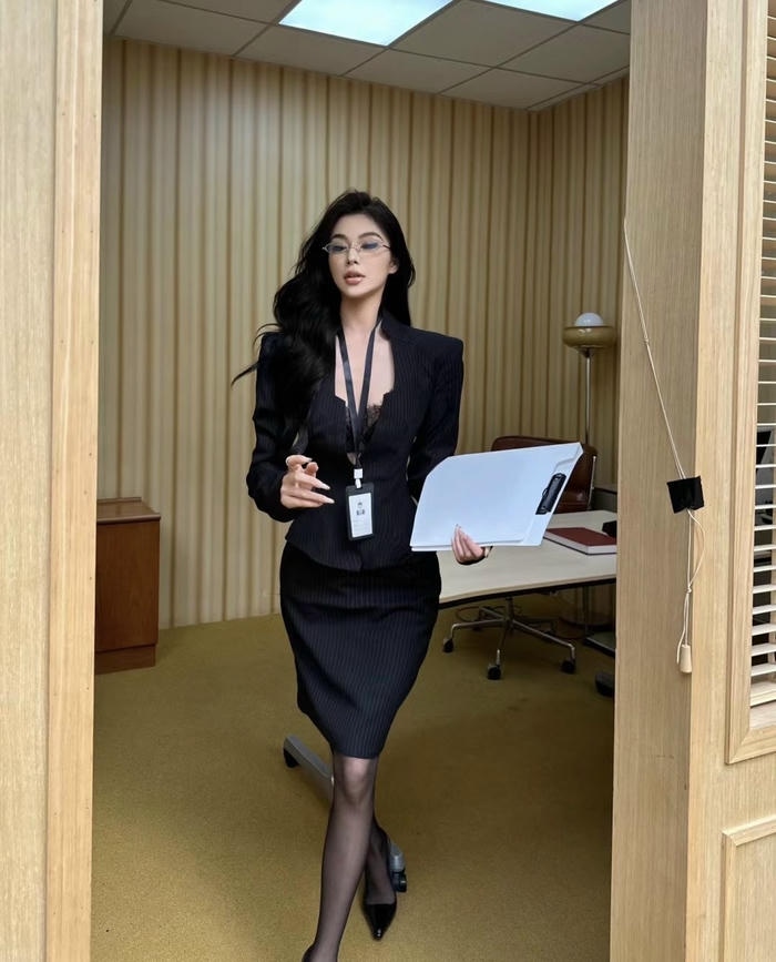 Nét đẹp thanh lịch trong cosplay thư ký