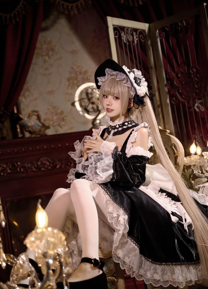 Nữ cosplay cute với tạo dáng đáng yêu