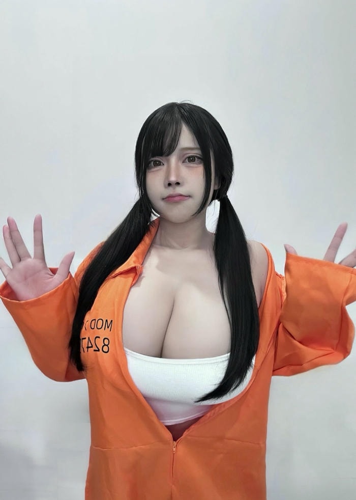 Pi Tiên khoe dáng nóng bỏng