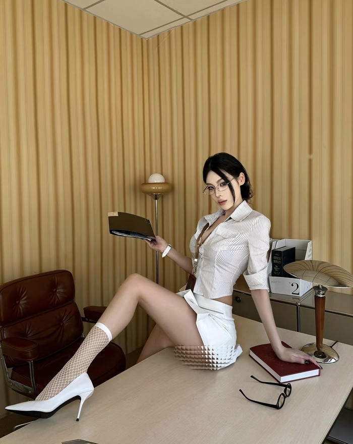 Thần thái tự tin của thư ký cosplay xinh đẹp