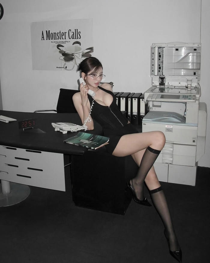 Thư ký anime cosplay ánh nhìn cuốn hút