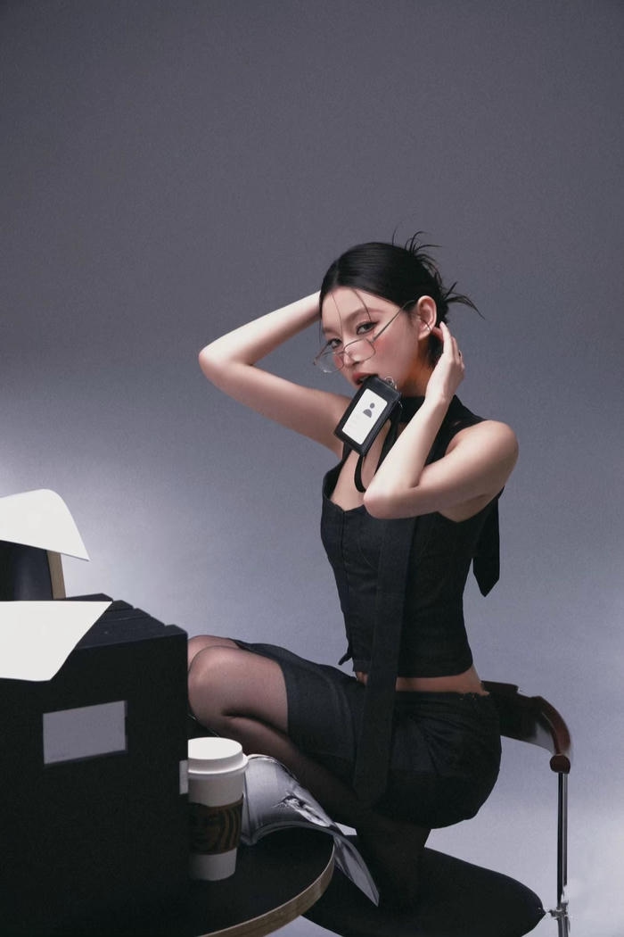 Thư ký cosplay đầy thần thái và cá tính