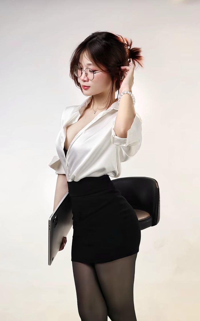 Thư ký cosplay phối áo sơ mi trắng quyến rũ