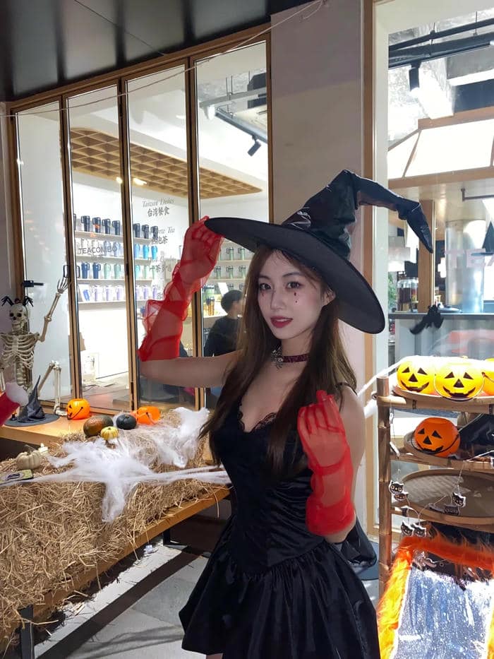 ảnh cosplay phù thủy nghệ thuật