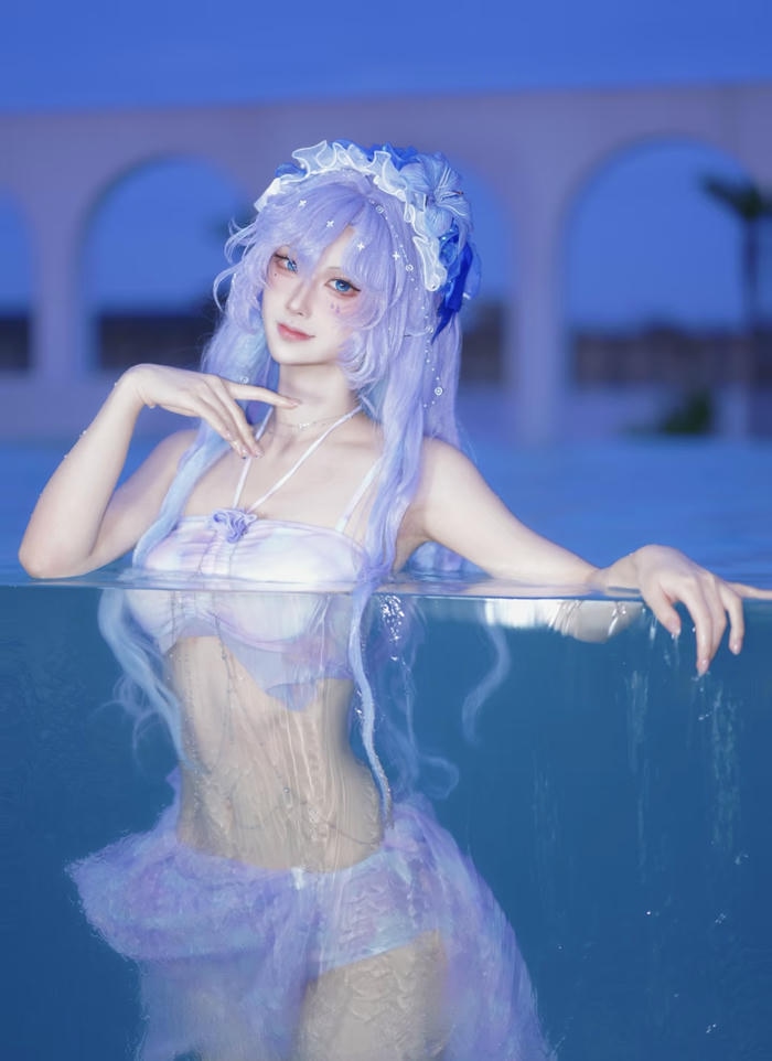 anime girl cosplay bikini ngoài bể bơi