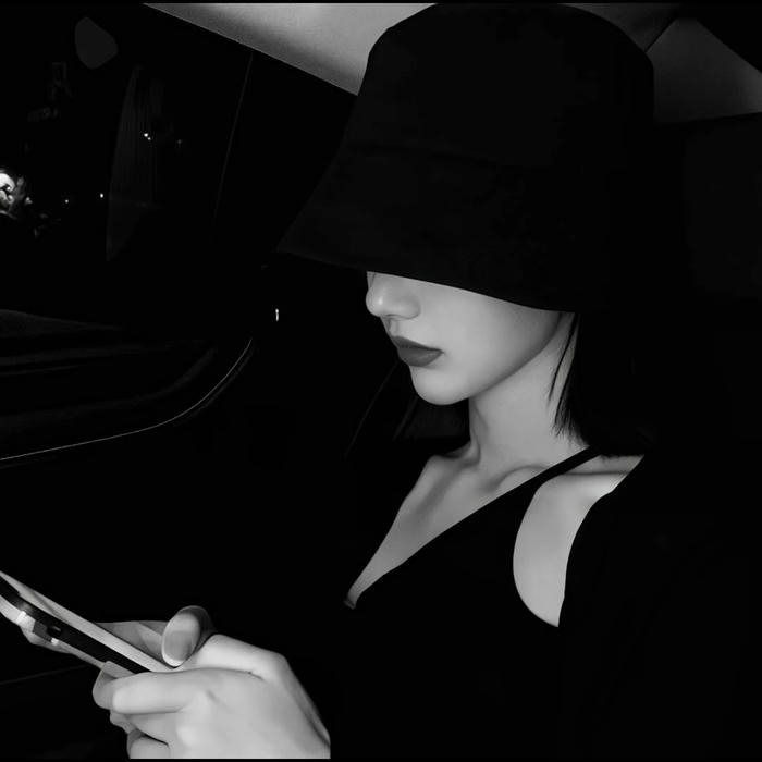 avatar trắng đen tối giản