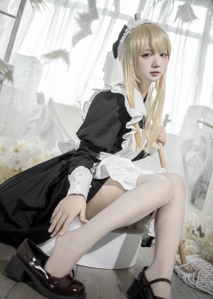 cô gái cosplay trang phục hầu gái