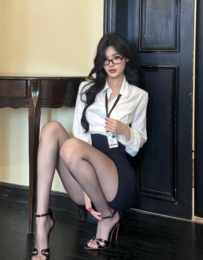 cô nàng thư kí cosplay với kính tròn cuốn hút