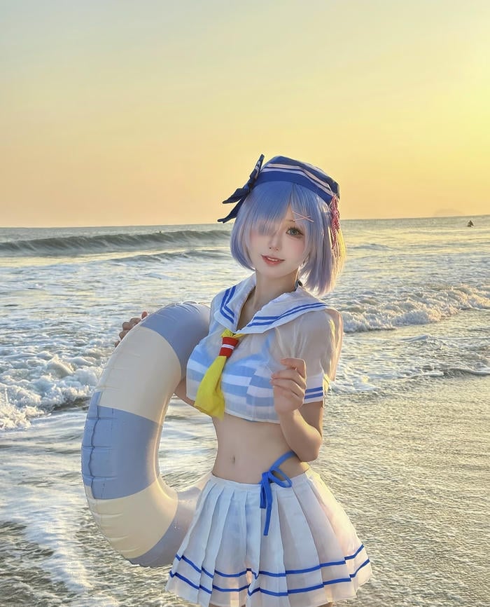 cosplay anime girl mặc bikini ngoài trời