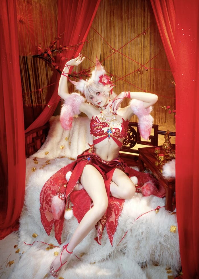 cosplay anime nữ ánh mắt quyến rũ