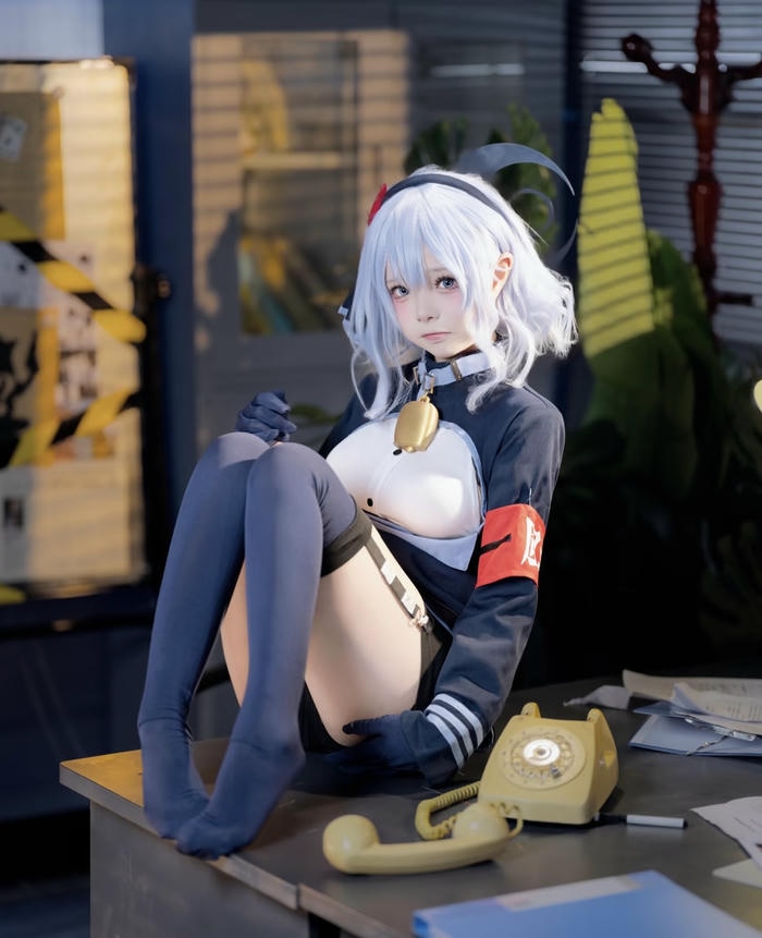 cosplay anime nữ chụp với background đẹp