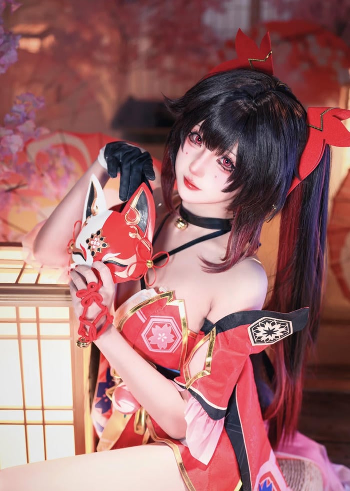cosplay anime nữ mang phong cách gợi cảm