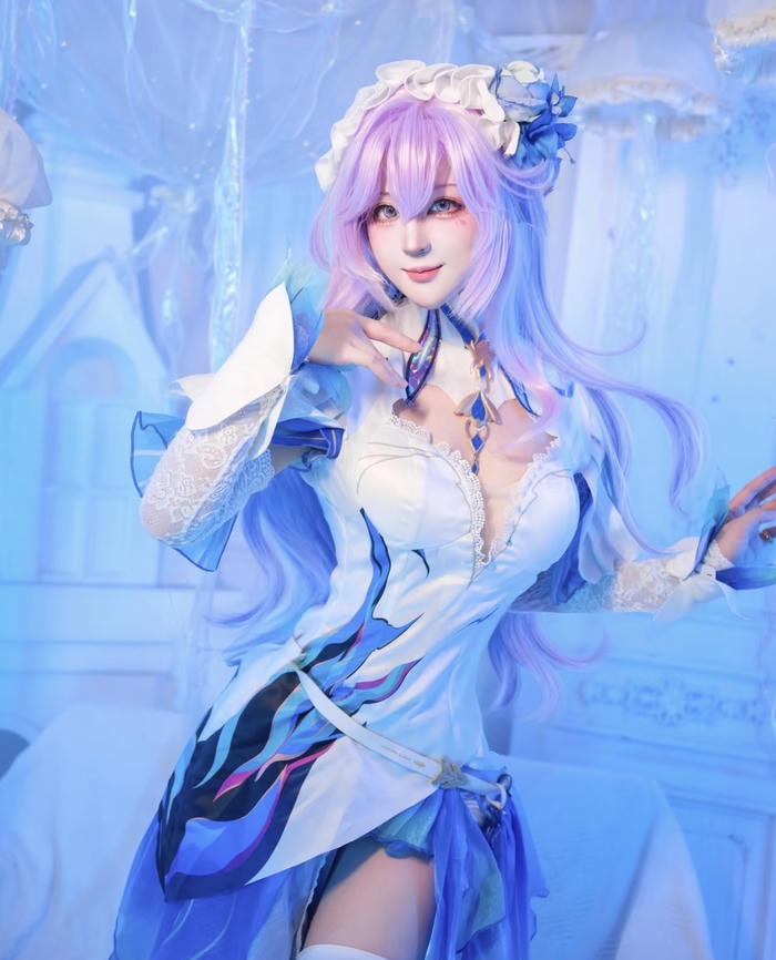 cosplay anime nữ với thần thái sang trọng