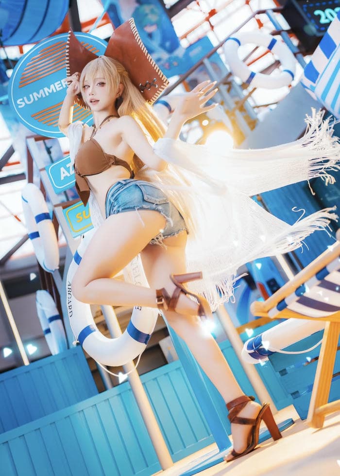 cosplay bikini anime ngoài trời năng động