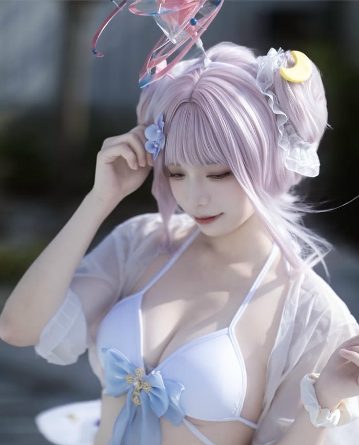cosplay gái xinh mặc bikini trắng tinh khôi