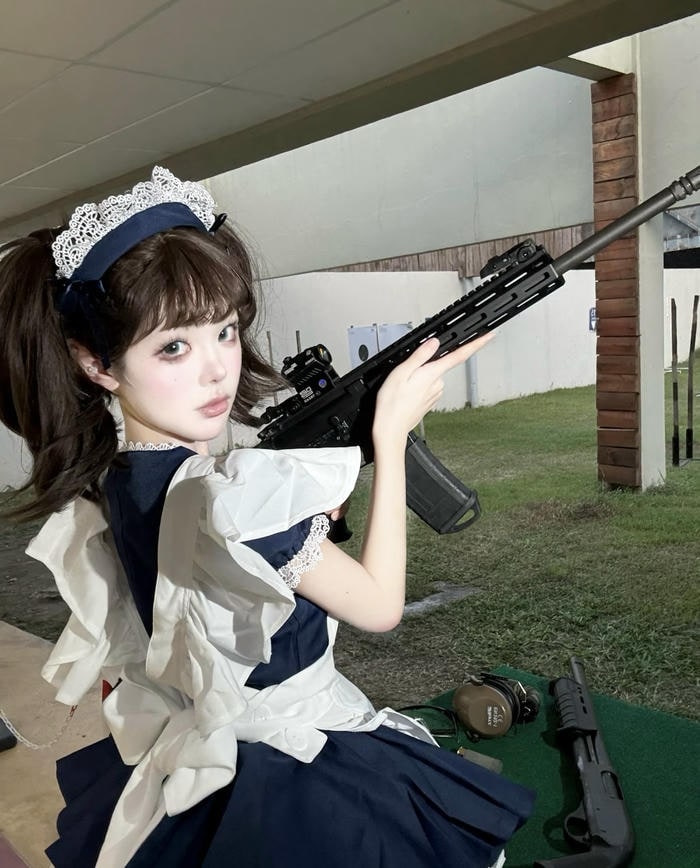 cosplay hầu gái anime nữ dễ thương cầm súng