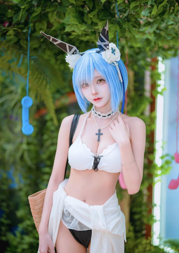 gái xinh cosplay bikini ánh sáng tự nhiên