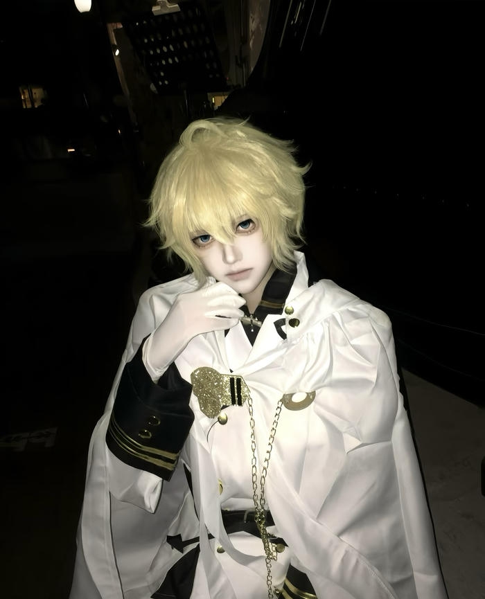 hình ảnh cosplay anime tóc vàng thần thái