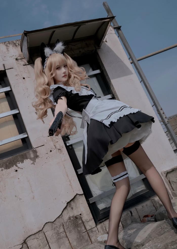 hình ảnh cosplay hầu gái ngoài trời