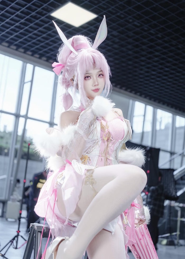 hình ảnh gái xinh cosplay tóc hồng