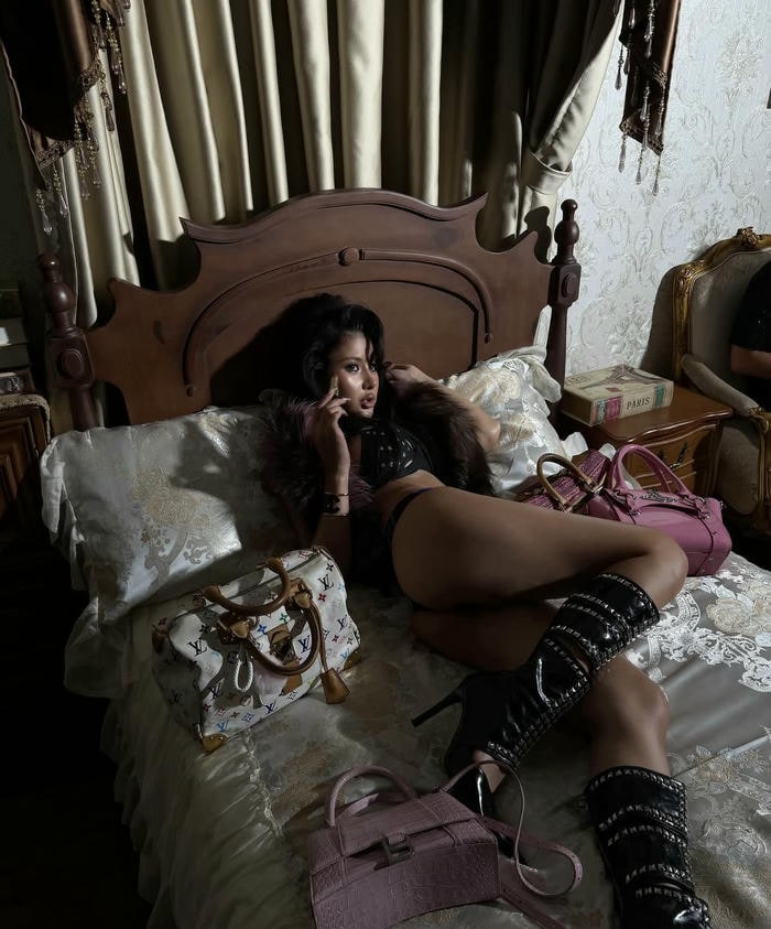 hình ảnh xuân ca sexy ánh sáng mập mờ