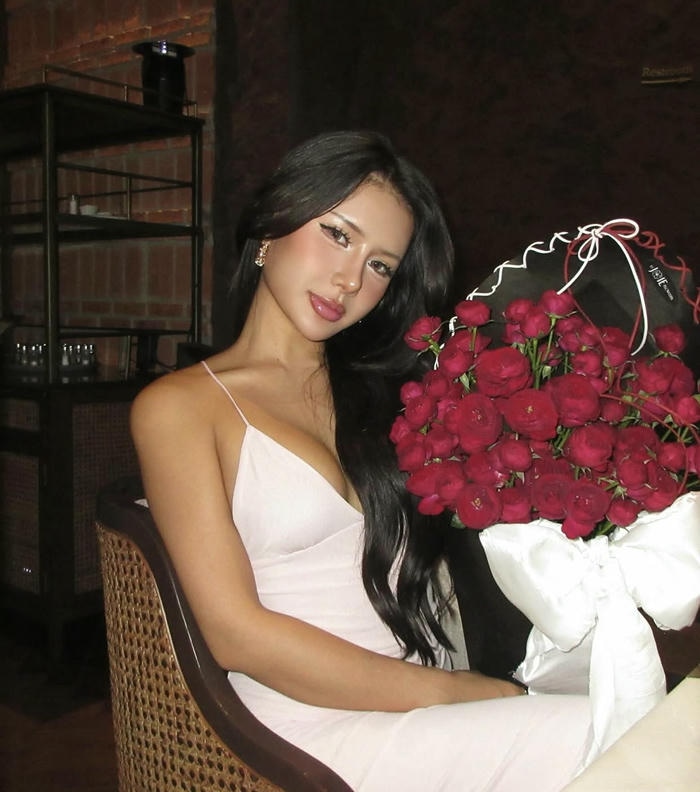 hình xuân ca sexy ánh nhìn quyến rũ