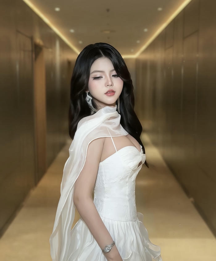 ảnh reency ngô sexy gương mặt sáng