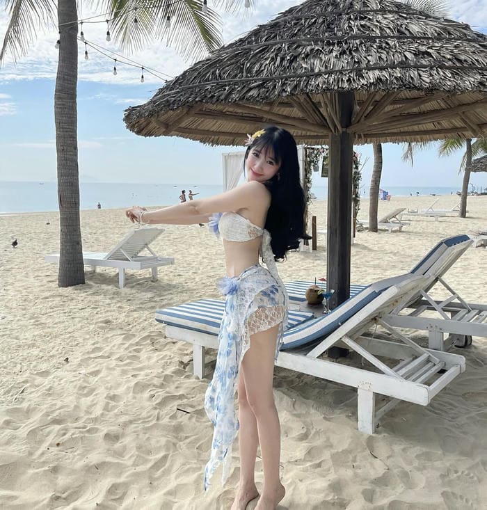 ảnh vũ thị khánh huyền bikini trẻ trung