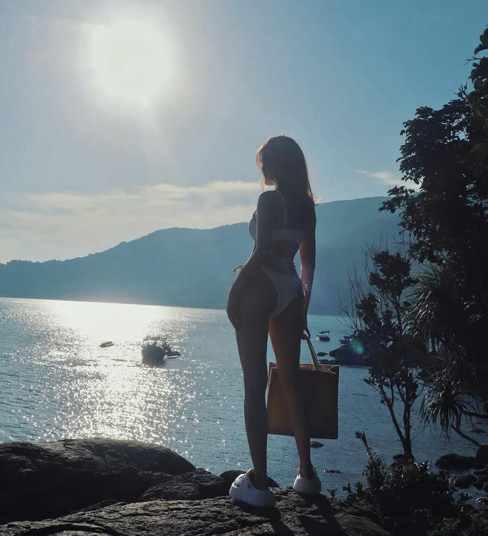 hình ảnh vũ thị khánh huyền bikini cân đối