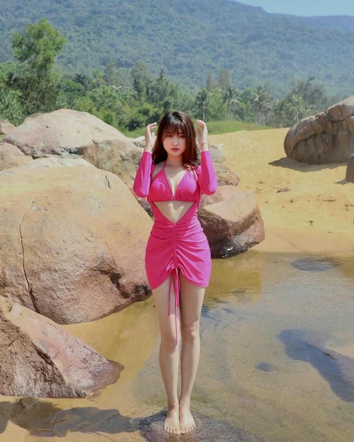 hình vũ thị khánh huyền bikini ngoài trời